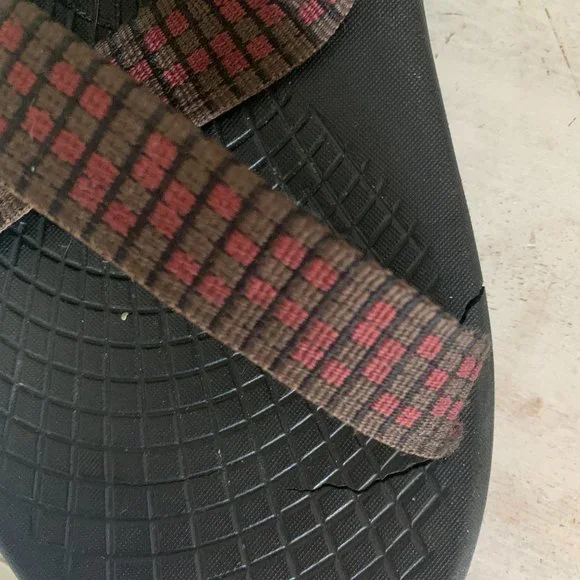 Used Men's Red Striped Chaco's 1 Strap Size 11 - Picture 2 of 3